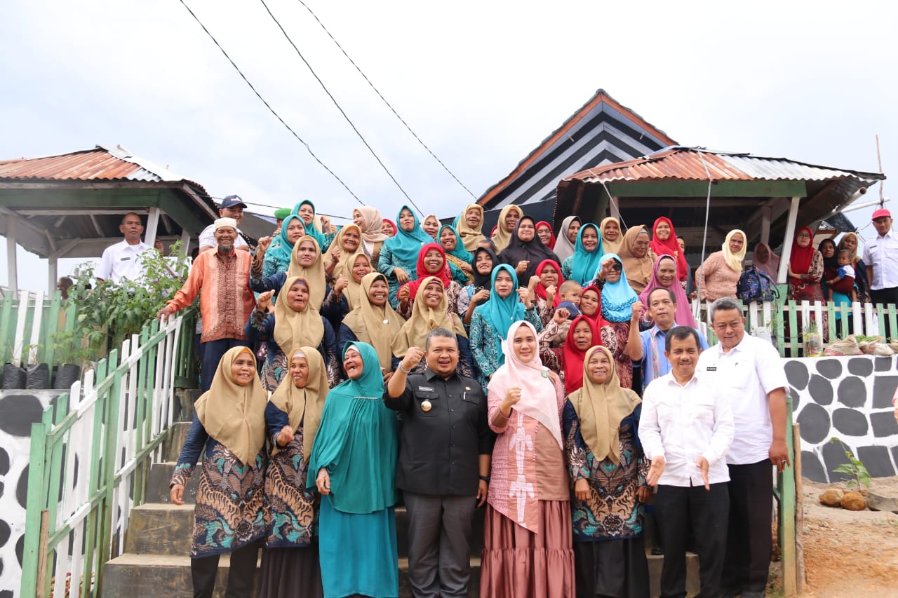 Bupati Tapsel,Dolly Pasaribu didampingi Ketua TP.PKK Tapsel, Ny.Rosalina Pasaribu saat kunjungan di Desa Batang Parsuluman, Kecamatan Saipar Dolok Hole (SDH), Rabu (21/9). beritasore/Birong RT