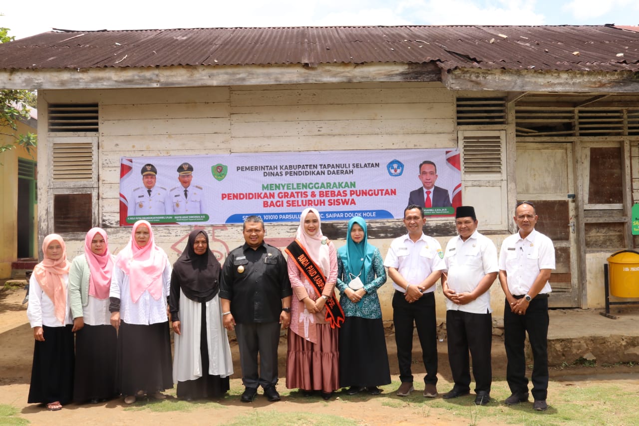 Ketua TP PKK Tapsel, Ny Rosalina Pasaribu didampingi Bupati Tapsel, Dolly Pasaribu saat di Desa Batang Parsuluman Kec.Saipar Dolok Hole (SDH) Rabu, (21/9). beritasore/Birong RT