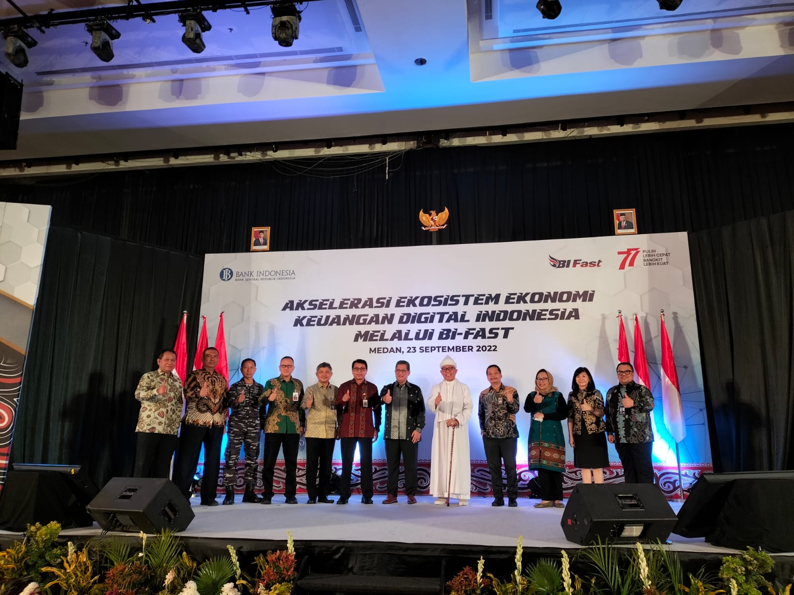 Doni Primanto Joewono, Deputi Gubernur BI bersama Kepala Perwakilan BI Sumut Doddy Zulverdi, Kepala OJK Regional 5 Sumbagut Yusup Ansori, Buya H Amiruddin, MS dan pimpinan perbankan lainnya pada acara Akselerasi BI Fast di Hotel JW Marriott Medan Jumat (23/9/2022) beritasore/ist