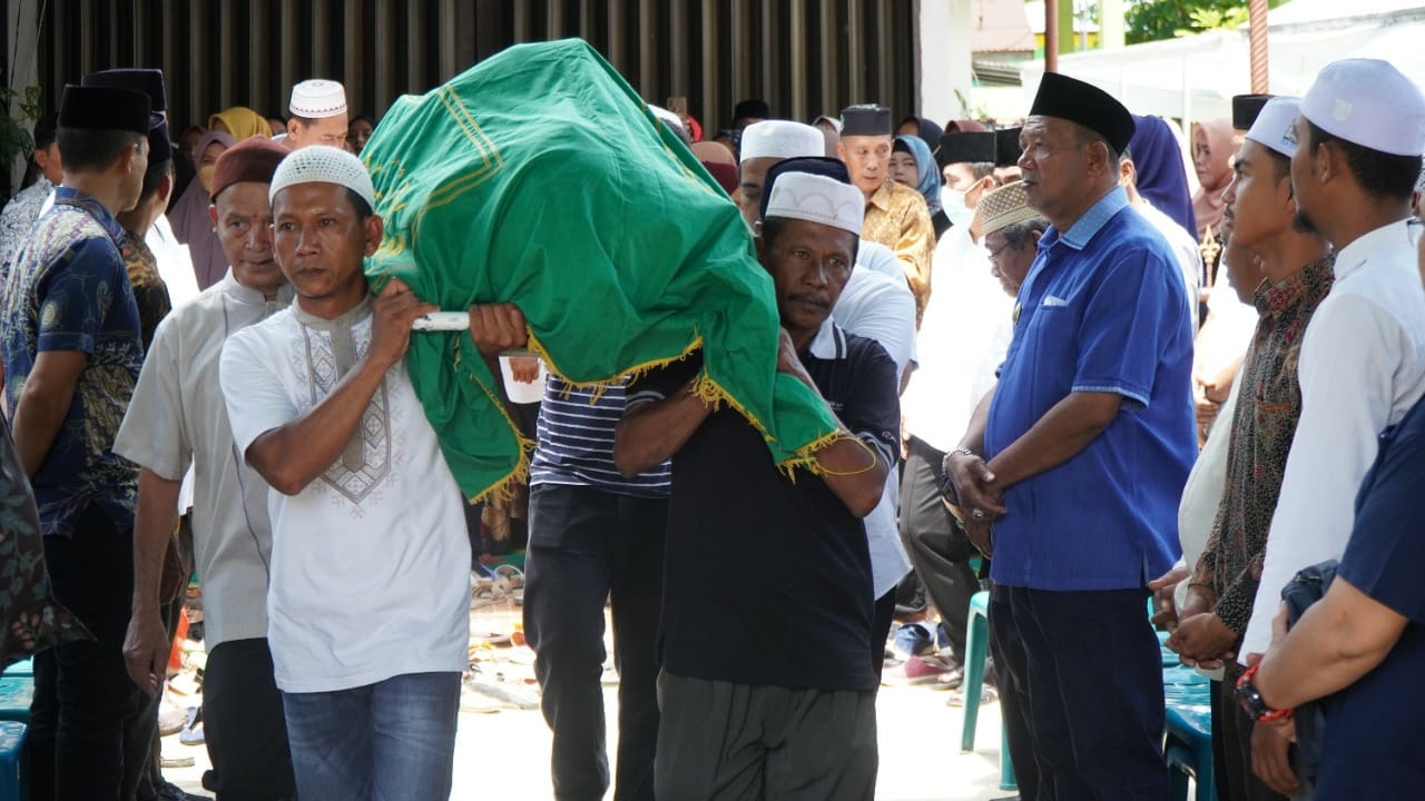 Plt Bupati Langkat, H Syah Afandin SH  bertakziah ke rumah duka di Kelurahan Batang Serangan, Kecamatan Batang Serangan, Kabupaten Langkat, Jum'at (23/9/2022).  beritasore/ist