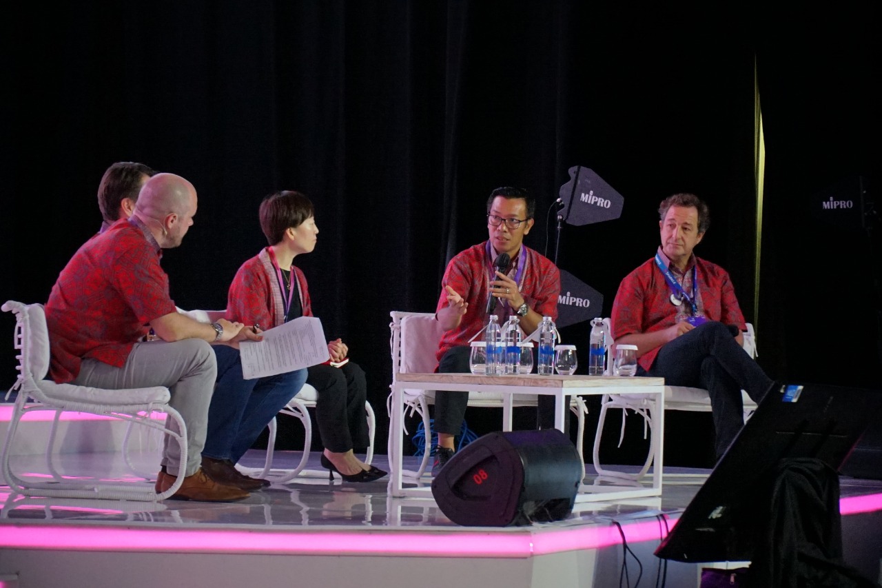 CEO Telin Budi Satria Dharma Purba (dua  kanan) berdiskusi dengan para Panelis, dari TI Sparkle Leonardo Cerciello (paling kanan), China Unicom Global Dr. Meng Shusen (tengah), Head of Asia GSMA Julian Gorman (dua Kiri), dan SMD Delta Partners Sam Evans (paling kiri) yang berperan sebagai moderator, pada rangkaian kegiatan BATIC 2022 di Nusa Dua, Bali Kamis (22/9/2022). Berita Sore/ist
