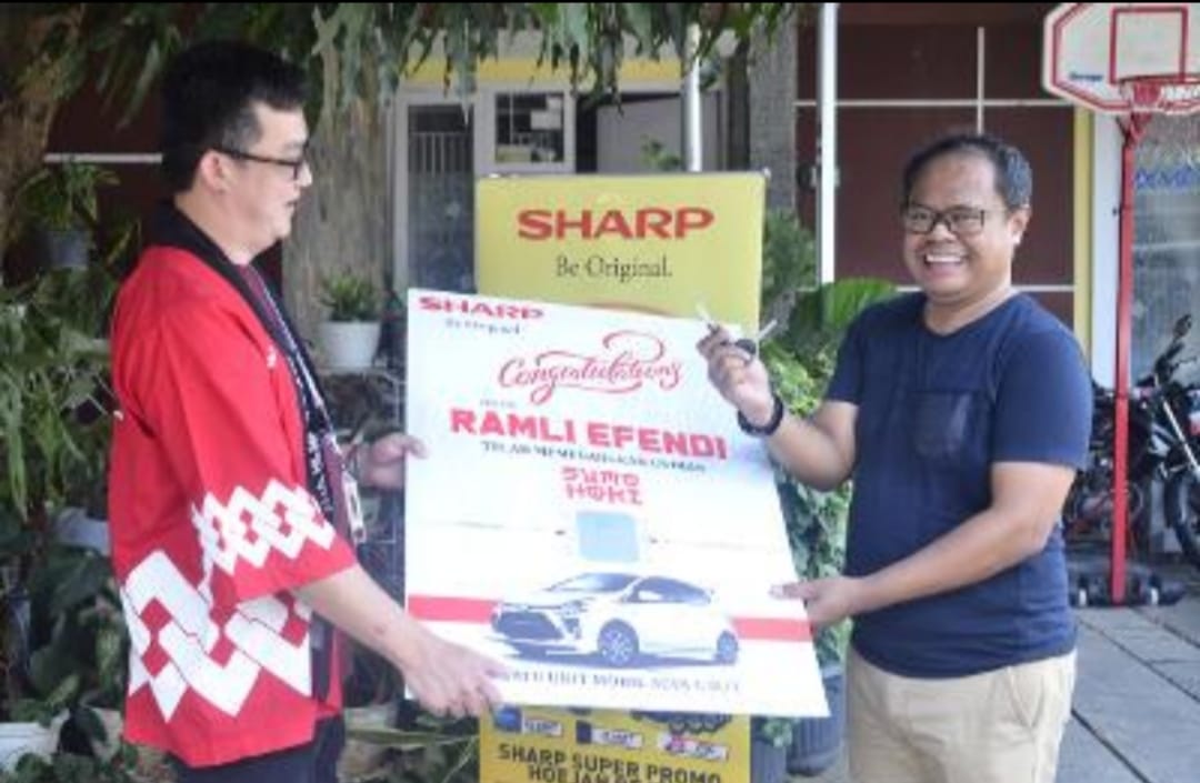 Ramli Effendi, warga Desa Seda, Kuningan, Jawa Barat (kanan) menerima hadiah dari Sutanto mewakili manajemen Sharp Indonesia di Jakarta Sabtu (24/9/2022). beritasore/ist