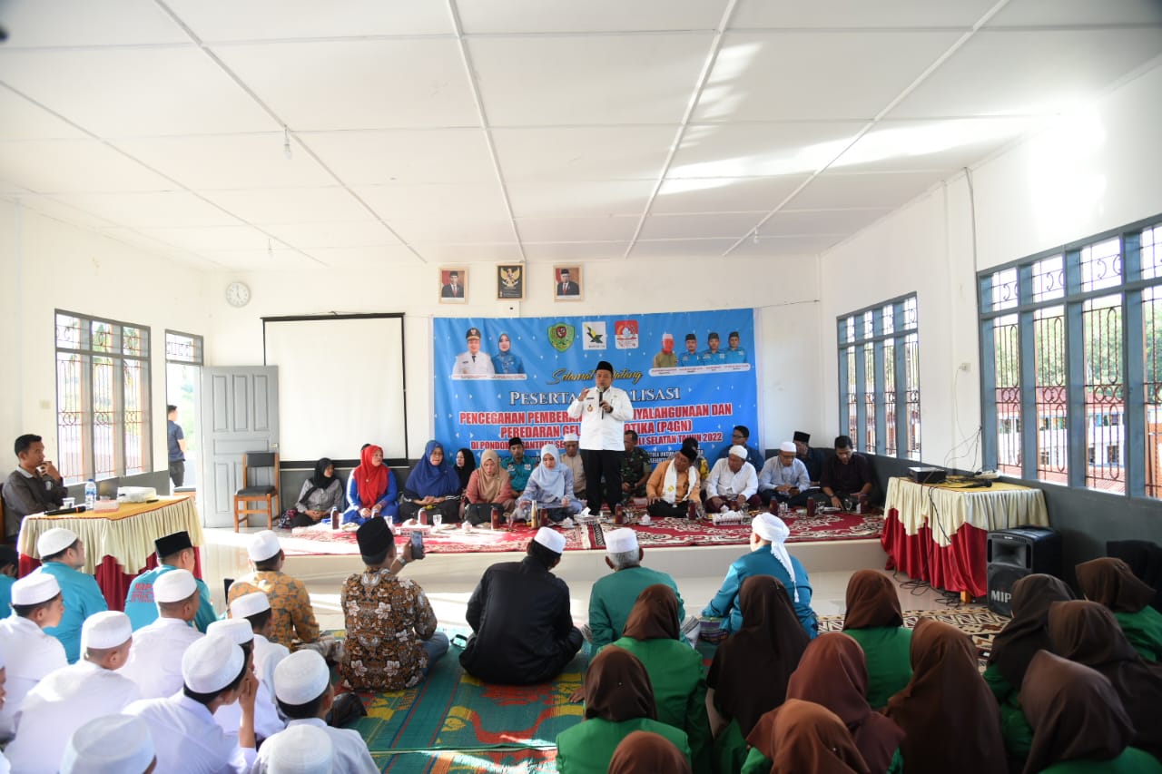 Bupati Tapsel, H Dolly Pasaribu sedang memberikan sambutan pada acara sosialisasi bahaya narkoba di Pondok Pesantren Nurul Falah, Desa Panompuan, Kecamatan Angkola Timur, Kabupaten Tapsel, Jumat (23/9). beritasore/Birong RT