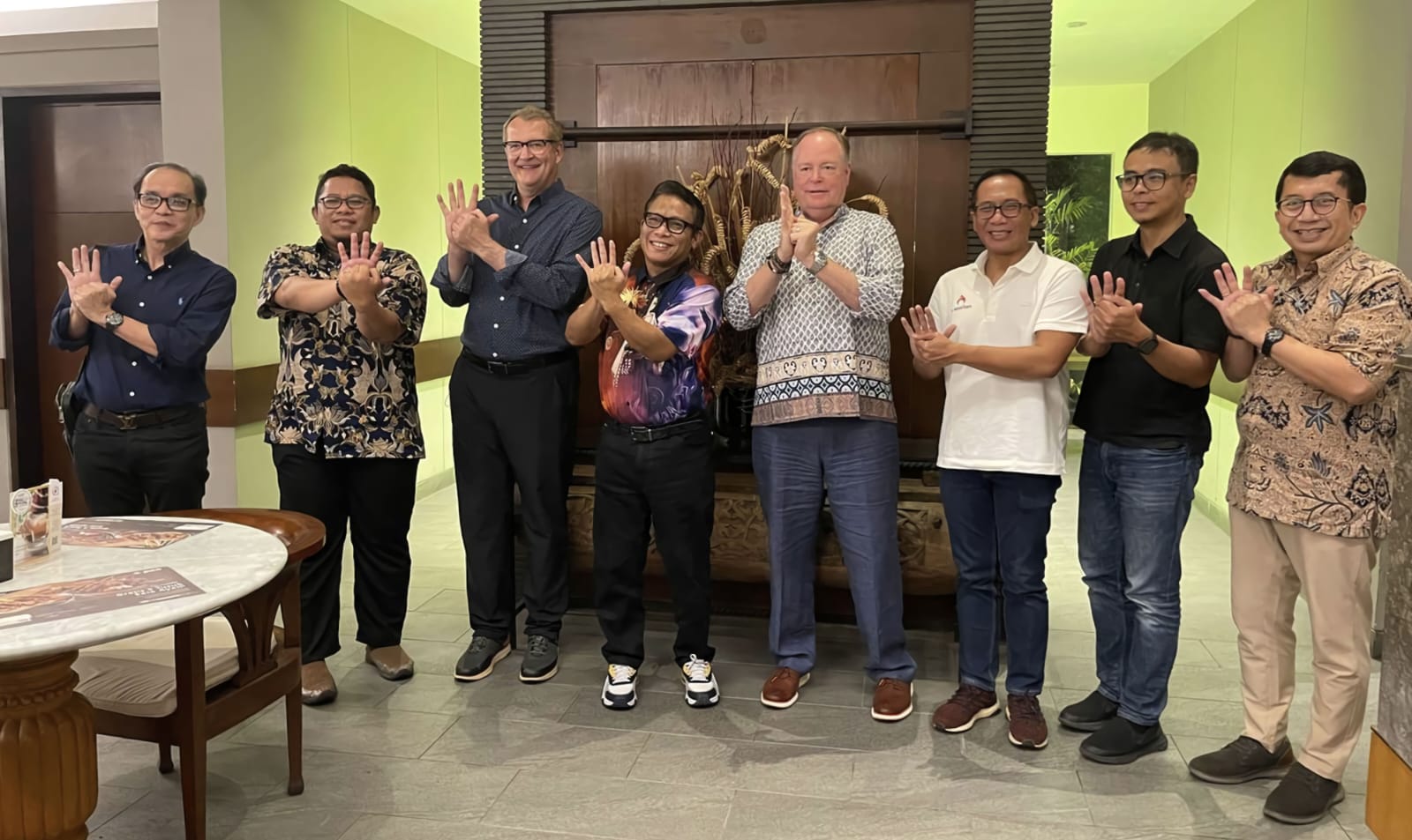 EVP Digital Business & Technology Saiful Hidajat (keempat dari kiri) dan tim berfoto bersama dengan CEO Everynet Lawrence Latham (empat kanan) serta tim usai pertemuan kerja sama antara Antares dengan Everynet di Jakarta, Sabtu (24/9/2022). beritasore/ist