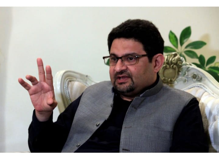 Menteri Keuangan Miftah Ismail, yang saat ini berada di London, mengatakan dia secara resmi akan mengundurkan diri setelah tiba di Pakistan (rtr)