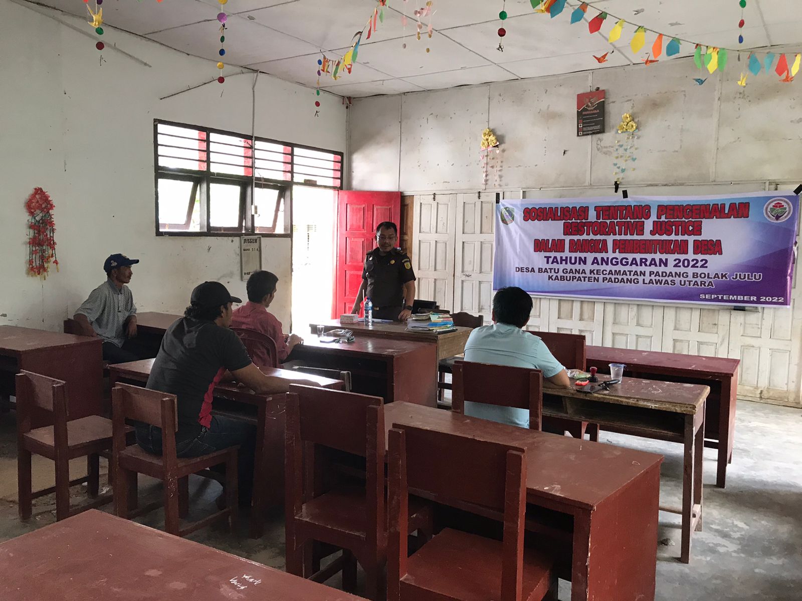 Kasi Intel Paluta Hendrik Dolok Tambunan Pada Saat Mensosialisasikan Restorative Justice. Beritasore/ist