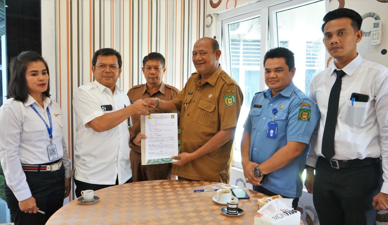 Plt  Bupati Langkat H Syah Afandin SH melakukan serah terima aset dan kelola sementara air minum dan sanitas di Ruang VIP Lounge, Kantor Bupati Langkat, Stabat, Senin (26/9/2022). beritasore/ist