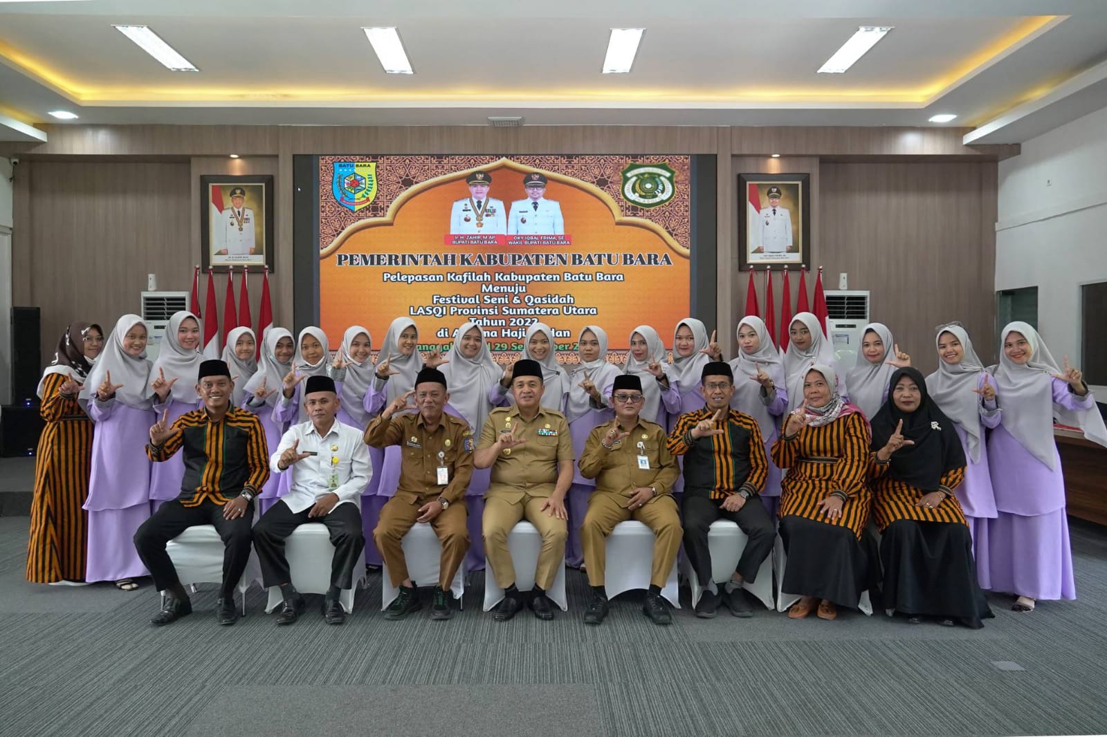 Bupati Batubara Ir.H.Zahir M.AP lepas Kafilah Festival Seni dan Qasidah Tingkat Provsu di Aula Rumah Dinas Bupati, Komplek Inalum Tanjung Gading Kecamatan Sei Suka Kabupaten Batu Bara Senin (26/09/2022).beritasore/alirsyah