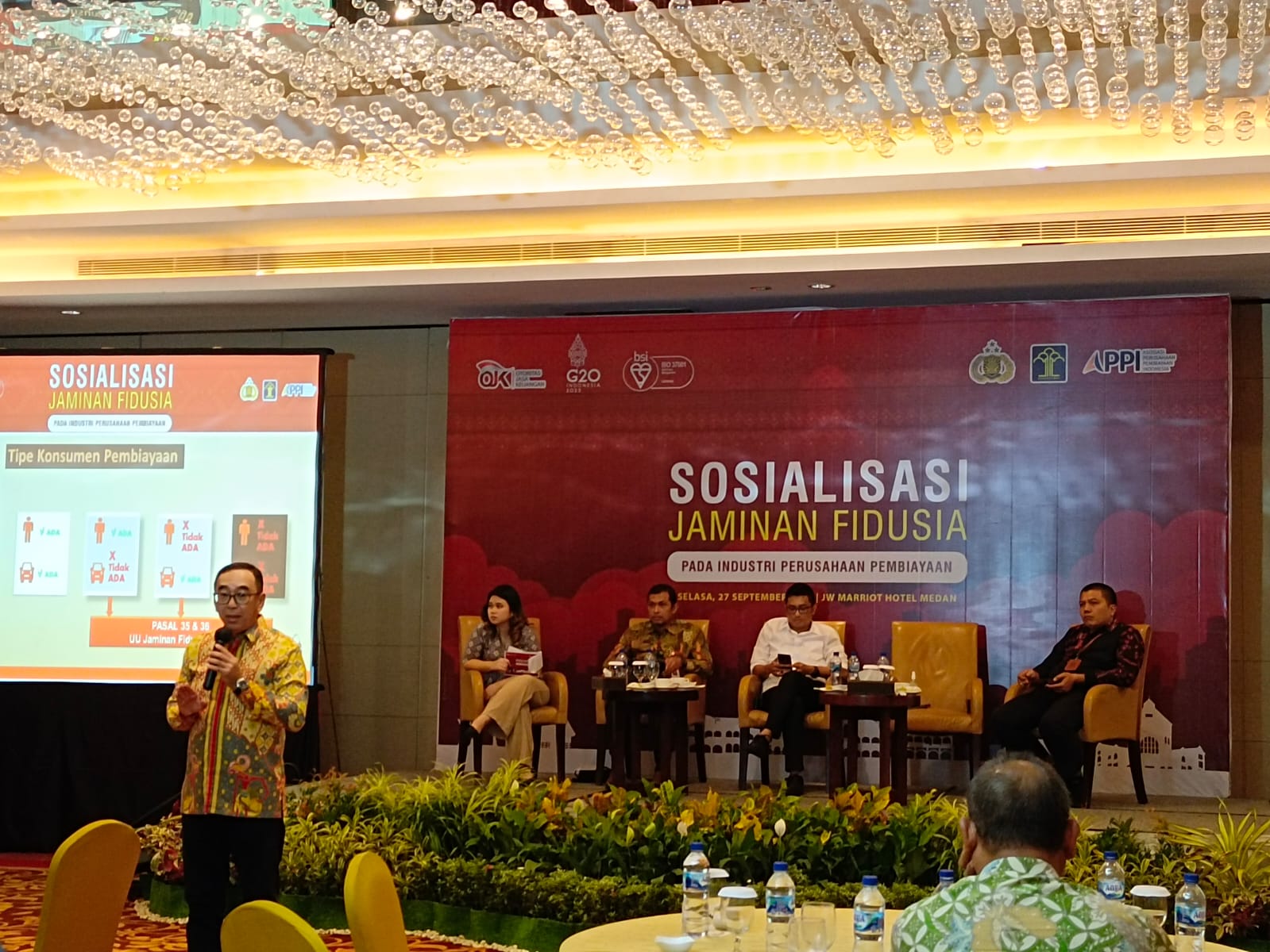 Para pembicara pada acara sosialisasi Fidusia yang digelar OJK Regional 5 Sumbagut di Hotel JW Marriott Medan Selasa (27/9/2022). beritasore/ist