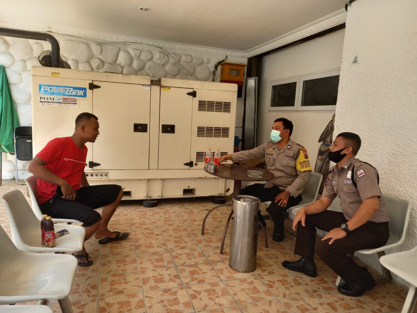 Petugas Bhabinkamtibmas Polsek Medan Baru saat memberikan pesan Kamtibmas kepada petugas keamanan. Beritasore/Ist