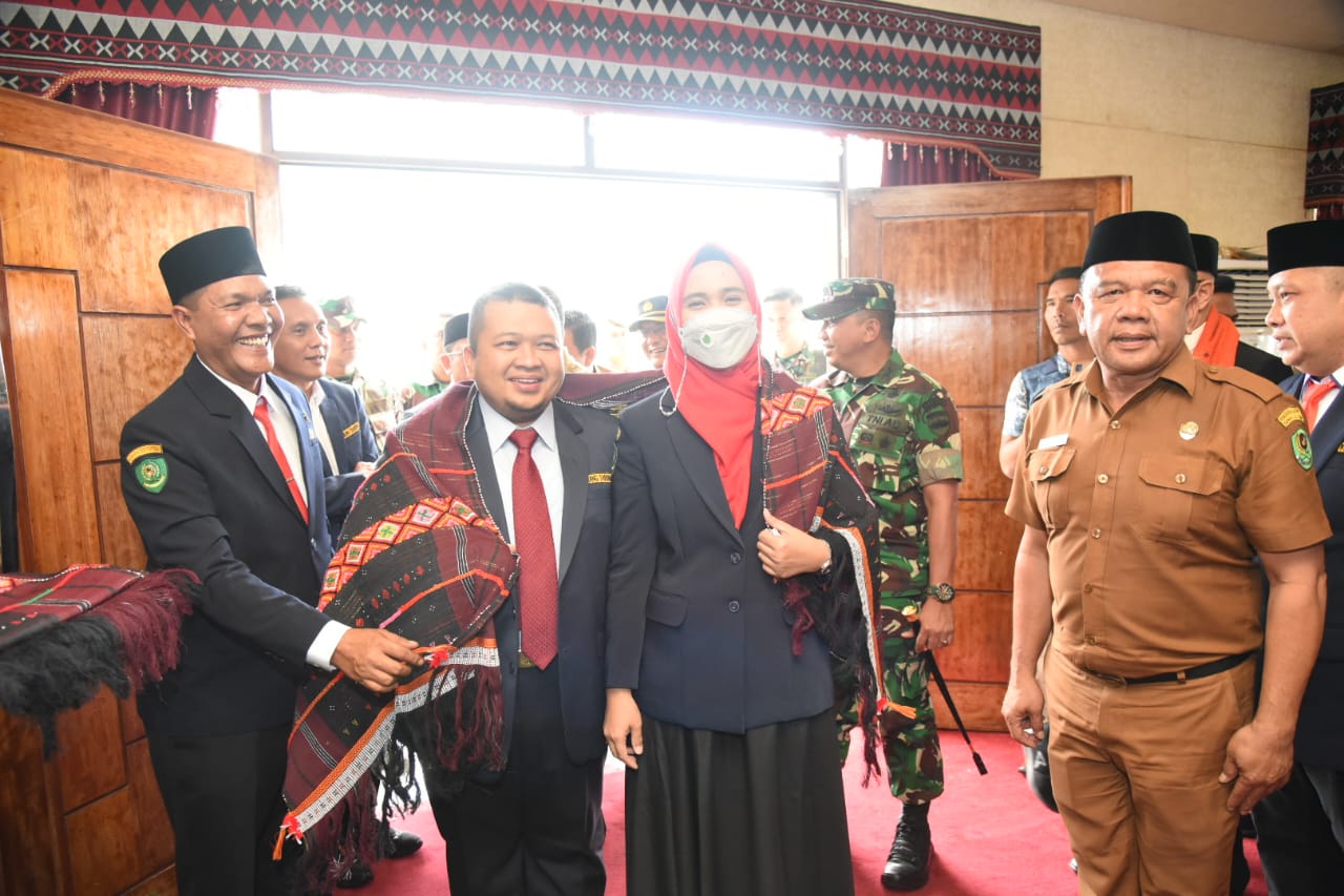 Bupati Tapanuli Selatan (Tapsel) H Dolly Pasaribu saat menghadiri pelantikan Pengurus Karang Taruna Kabupaten Tapsel Periode 2021-2026, Senin (26/9). beritasore/Birong RT