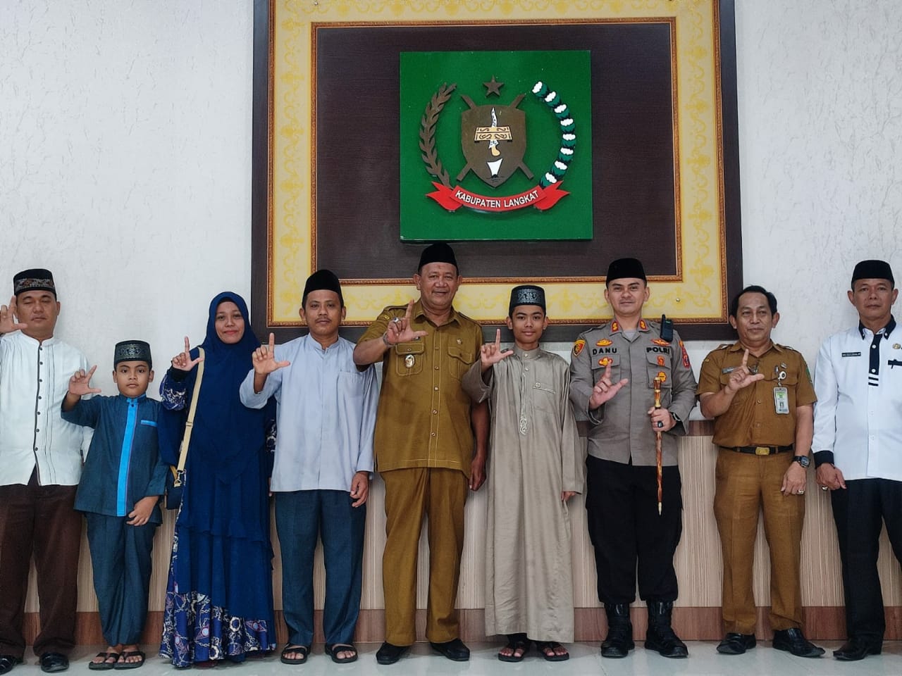 Plt  Bupati Langkat H Syah Afandin SH foto bersama  Zahran Auzan peraih juara II tahfiz Internasional, di Rumah Dinas Bupati Langkat, Stabat, Senin (26/9/2022).  beritasore/ist
