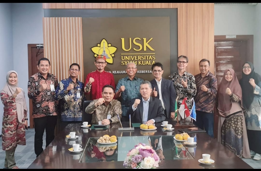 Direktur Penjualan & Distribusi BSI, Anton Sukarna  dan Direktur Innovation & Empowerment BSI Maslahat, Fauzi Indrianto di Universitas Syiah Kuala, Banda Aceh Kamis (29/9). beritasore/ist
