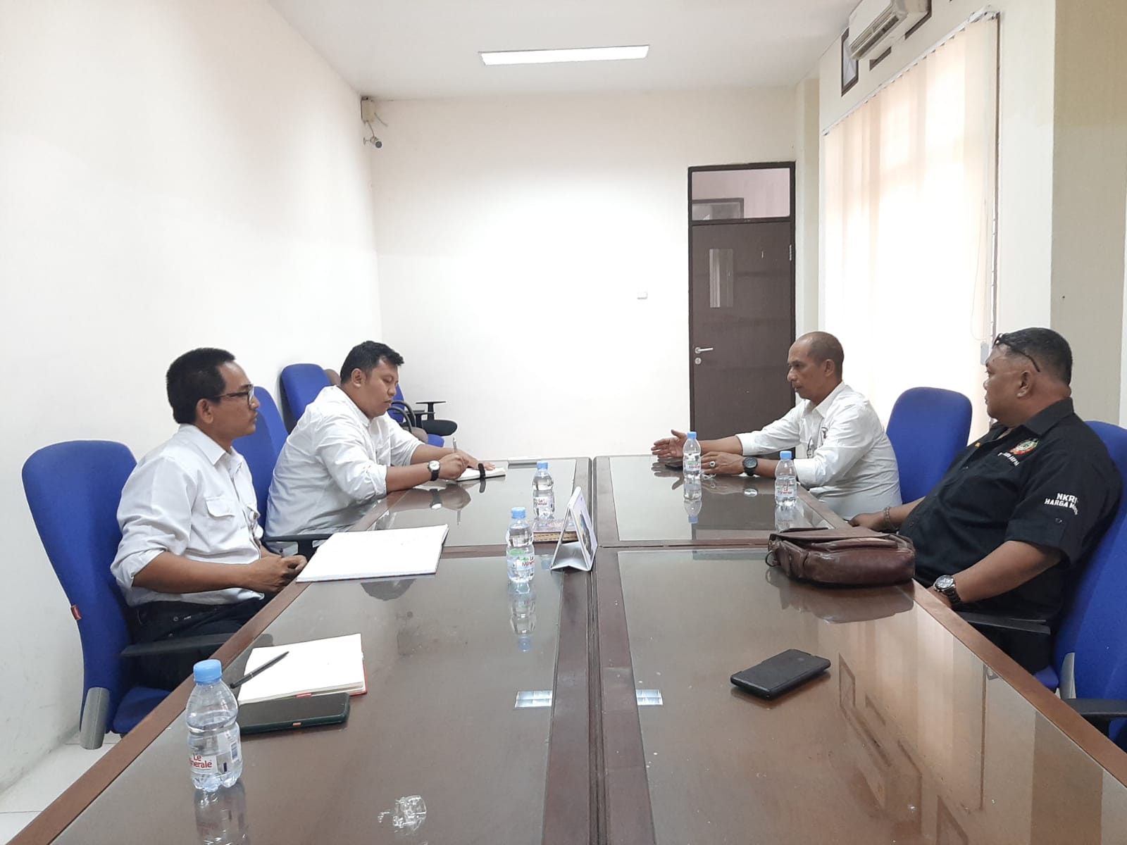 Kepala Kanwil I KPPU, Ridho Pamungkas (kiri) menerima Ketua DPD Organisasi Angkutan sewa Khusus Indonesia (Oraski) Sumut, David Bangar Siagian dan Ketua DPD Gerakan Roda Dua Ojek Online Indonesia (Garda Ojol) Sumut, Joko Pitoyo, Senin (26/9). beritasore/ist