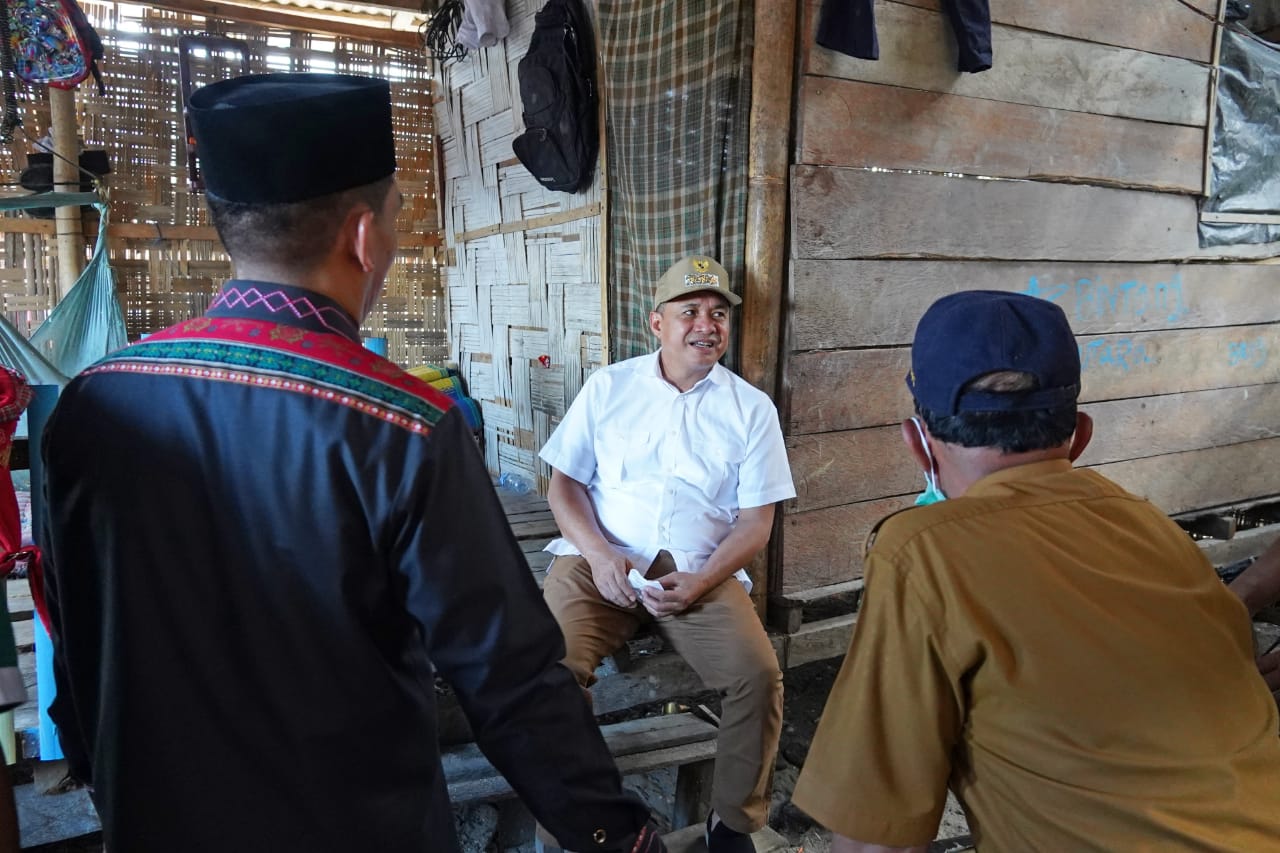 Bupati Batu Bara Ir.H.Zahir M.AP serahkan bantuan RTLH kepada Safriah (40), warga Dusun Kuala Sipare, Desa Medang, Kecamatan Medang Deras Kabupaten Batu Bara Rabu (28/9-2022). beritasore/alirsyah