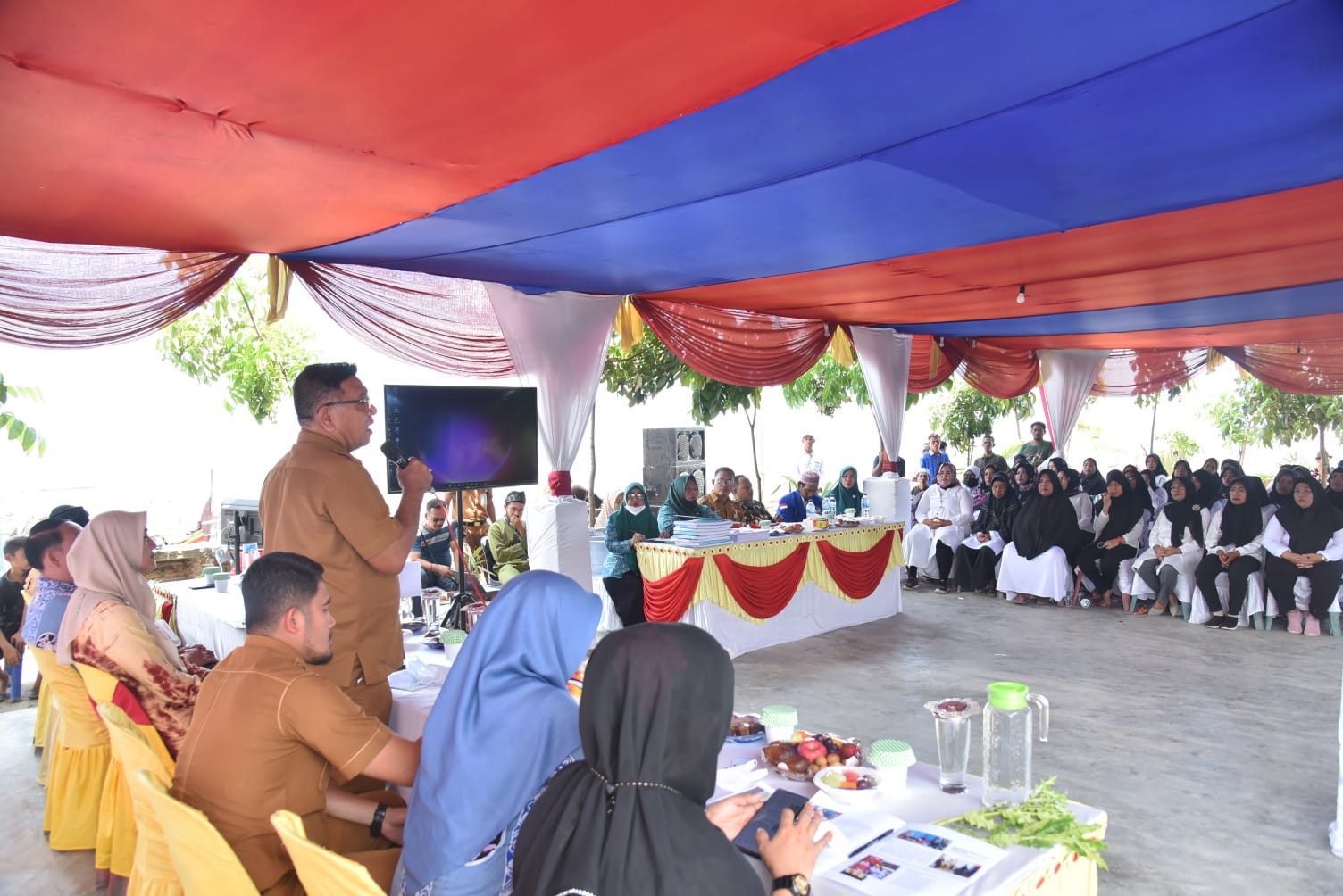 Bupati Batubara Ir.H.Zahir M.AP diwakili Sekdakab H.Sakti Alam Siregar SH sambut PTP2WKSS Provsu di Dusun Kuala Sipare Desa Medang Kecamatan Medang Deras Kab.Batu Bara Rabu (28/9-2022).beritasore/alirsyah