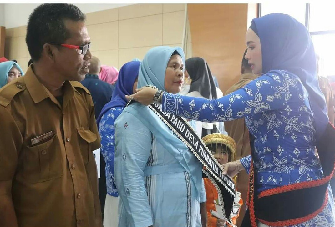 Bunda Paud Kabupaten Padang Lawas Utara Ny. Ade Aan Rostiani Andar Amin Harahap mengukuhkan Pokja Bunda Paud Kecamatan dan melantik Bunda Paud desa se Kabupaten Padang Lawas Utara di Gedung Serbaguna Kantor Bupati Padang Lawas Utara, Rabu (28/09/2022).beritasore/ist⁣