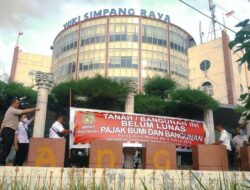 Tunggakan Pajak, Spanduk Dan Stiker Di Mall Yuki Simpang Raya