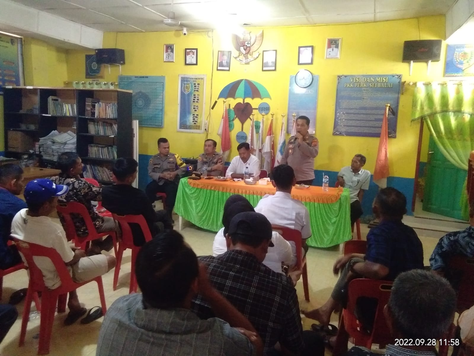 Kapolsek Lab.Ruku AKP Fery Kusnadi SH,MH didampingi Waka Polsek IPTU Ahmad Fahmi SH hadiri sosialisasi Pilkades di Desa Perkebunan Sei Balai Kecamatan Sei Balai Kabupaten Batu Bara Sumatera Utara Kamis (29/9/2022).beritasore/alirsyah