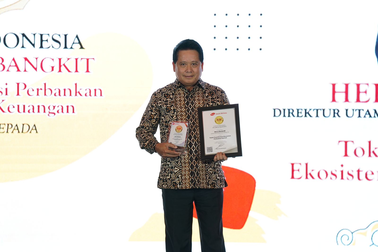 Dirut PT Bank Syariah Indonesia Tbk (BSI) Hery Gunardi.dinobatkan sebagai Tokoh Transformasi Ekosistem Perbankan Syariah pada acara Rakyat Merdeka Award 2022 yang mengambil tema “Untuk Indonesia Pulih & Bangkit”.(28/9/2022). beritasore/Ist