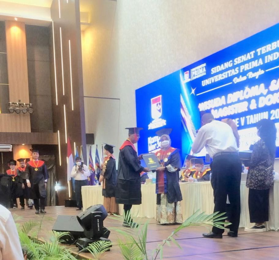 Prosesi wisuda Unpri periode V Tahun 2022 di kampus Jalan Sampul Medan. beritasore/ist