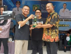 Ketua SPS Sumut Farianda Putra Sinik saling bertukar Cedramata dengan Plt Bupati Langkat H Syah Afandin SH, dalam kegiatan Kampanye Gemar Membaca Koran Milenial yang dilaksanakan Serikat Perusahaan Pers Sumut di Halaman SMP Negeri 1 Stabat, Langkat, Kamis(15/9/2022