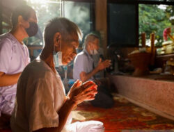 Warga Thailand Berdoa Di Wihara, 30 Korban Pembunuhan Massal Anak-anak