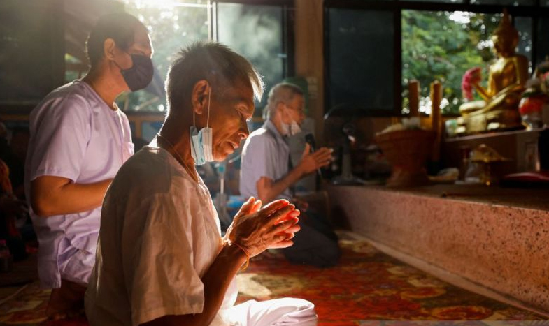 Warga Thailand berdoa di wihara Wat Rat Samakee setelah pembunuhan massal di Kota Uthai Sawan, Provinsi Nong Bua Lam Phu, Thailand, 8 Oktober 2022. (ant/rtr)