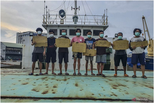 Delapan ABK asal Indonesia yang terkatung-katung memegang poster berisi permintaan untuk pulang di atas kapal kargo yang diduga milik perusahaan asal Hong Kong di Pelabuhan Kaohsiung, Taiwan, Kamis (11/8/2022). Sebanyak delapan ABK asal Indonesia telah bertahan sejak Februari 2022 di atas kapal kargo tersebut setelah ditinggalkan oleh perusahaan pemilik kapal tanpa mendapatkan gaji, dan kini mereka berharap adanya bantuan untuk dipulangkan ke Indonesia. (ant)
