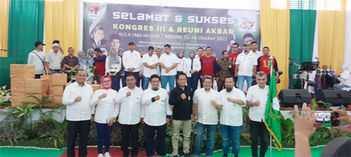 Pengurus DPP IKA SMAN 7 Medan priode 2022-2026 terdiri dari Ketum Dr Ir H Dwi Sudarto MSi, Ketua Harian Dr Ade Taufiq SPoG dan Sekum Ir Malik Assalih Harahap ST, MM, IPM,  bendahara umum Mery Nina Hafni Harahap dan ketua demisioner Prof Dr Ir H Hermanto Siregar MEc  foto bersama usai pengukuhan di aula SMAN 7 Medan, Minggu (16/10). beritasore/Andi Aria Tirtayasa