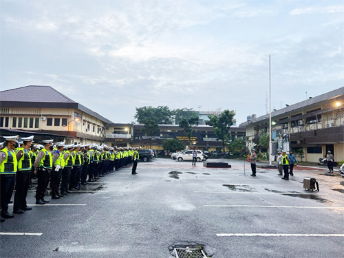 Kabid Propam Poldasu Kombes Pol Joas Jeriko Panjaitan saat memimpin apel gabungan personel Satlantas Polrestabes Medan dan Unit Lantas Polsek sejajaran di halaman apel Polrestabes Medan Jl. HM Said Medan, Selasa (25/10). beritasore/Ist