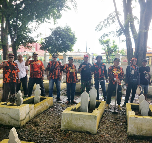 PAC PP Babalan  foto bersama di sela sela gotong royong menyambut HUT Pemuda Pancasila ke-63 di TMP P. Brandan,  Minggu (23/10/2022). beritasore/Boy Aprizal