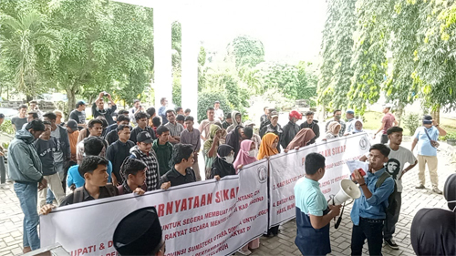 Massa Gerakan Mahasiwa Peduli Rakyat Mandailing Natal (Gempur Madina) 'mengepung' Kantor Bupati dan Kantor DRPD Madina. beritasore/Irham Hagabean Nasution