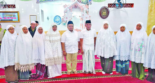 GUBSU Edy Rahmayadi didampingi Bupati Tapsel Dolly Putra Parlindungan Pasarabu didaulat ibu-ibu jamaah Masjid Raya Al Istiqlal Batang Toru, Minggu (15/10).beritasore/ist