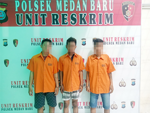 Tiga orang pelaku perampasan Hand Phone saat di amankan di Polsek Medan Baru.beritasore/ist