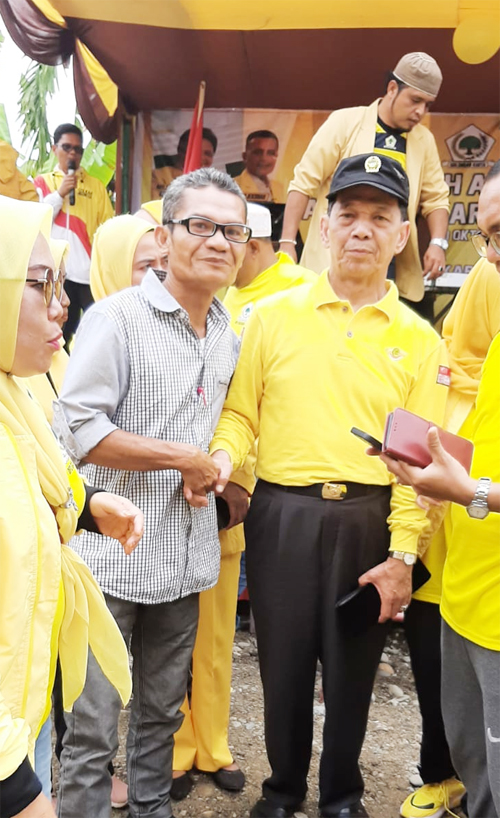 Bupati Tapsel dua periode H. Syahrul M. Pasaribu jumpa teman lama, tampak terhenyak. beritasore/Ist