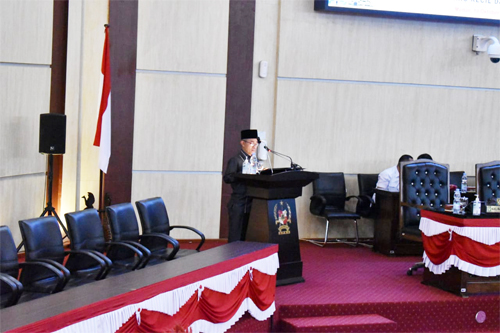 Fraksi PKS, Irwansyah S.Ag, SH saat didaulat menyampaikan Pandangan Fraksi PKS terhadap Rancangan Peraturan Daerah Kota Medan tentang Perlindungan dan Pengembangan Usaha Mikro Kecil dan Menengah, dalam paripurna di Gedung DPRD Medan, Selasa (18/10/2022). Beritasore/ist
