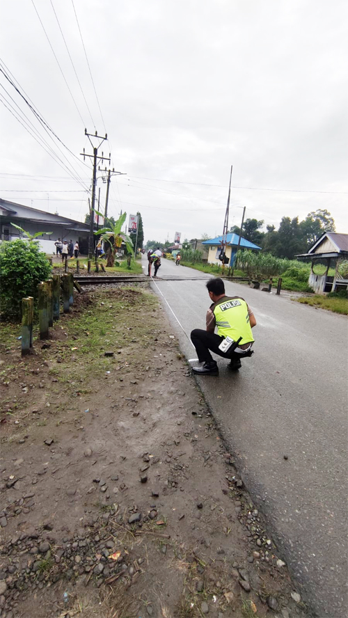 Kereta Api barang (tangki) menabrak Mopen Merk Sigra Nopol BK 1696 FM, Selasa (25/10/2022). beritasore/alirsyah