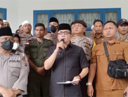 Ketua DPRD Madina Irwan Efendi Lubis, SH menerima kedatangan massa mahasiswa di Kantor DPRD, beritasore/Irham Hagabean Nasution