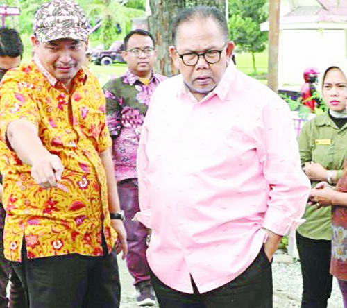 KETUA DPRD Sumatera Utara mengunjungi jalan di Jalan Asahan, Kecamatan Siantar, Kabupaten Simalungun, Jumat (14/10). Beritasore/ist
