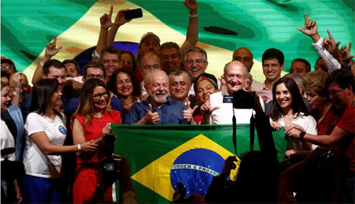 Mantan presiden dan kandidat presiden Brazil Luiz Inacio Lula da Silva memberi isyarat pada pertemuan di malam pemilihan putaran kedua pemilihan presiden Brazil, di Sao Paulo, Brazil, 30 Oktober 2022. (ant/rtr)