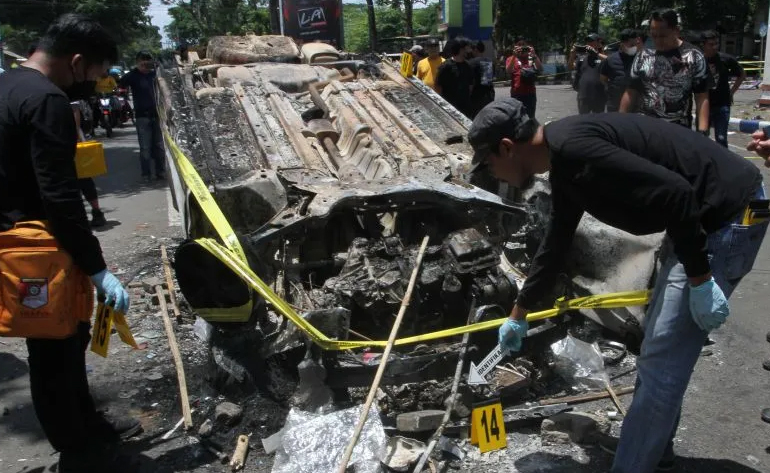 Anggota tim identifikasi gabungan dari Polres Malang dan Polda Jatim melakukan Olah Tempat Kejadian Perkara (TKP) kerusuhan di depan Stadion Kanjuruhan, Malang, Jawa Timur, Minggu (2/10/2022). (ant)