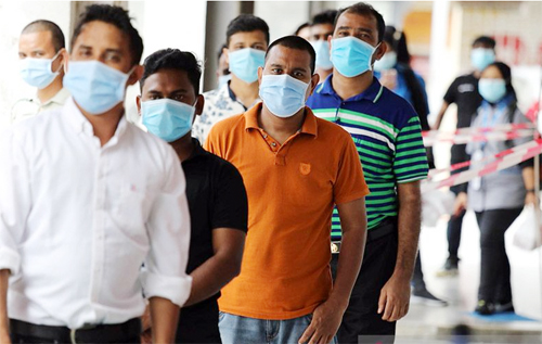 Tenaga kerja asing menunggu dalam barisan untuk dites penyakit virus corona (Covid-19) di luar sebuah klinik di Kajang, Malaysia, Senin (26/10/2020). (ant)