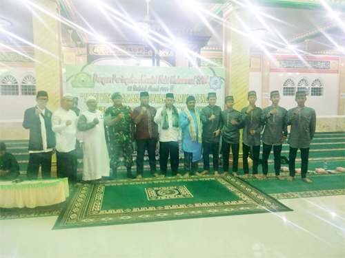  Ustad DR H M Sukri Albani Nasution MA  foto bersama usai Peringatan Maulid Nabi Muhammad SAW  di Masjid Raya P. Brandan,  Minggu (9/10/2022)malam. beritasore/Boy Aprizal