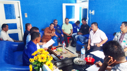 Ketua PWI Agara Sumardi SE pimpin rapat rutin evaluasi jalannya roda organisasi dan keanggotaan Selasa (25/10) di ruang Kerjanya. beritasore/Husaini Amin