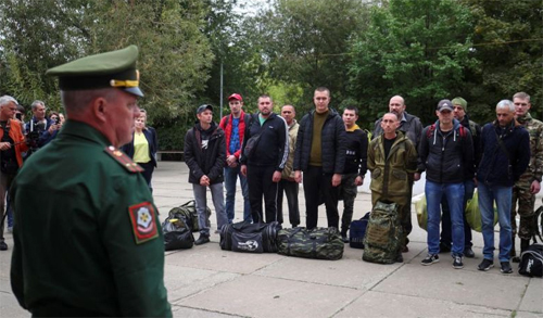 Seorang prajurit Rusia berbicara kepada tentara cadangan di sebuah titik pertemuan dalam rangka mobilisasi sebagian pasukan, yang bertujuan untuk mendukung kampanye militer negara itu di Ukraina, di kota Volzhsky di wilayah Volgograd, Rusia, 28 September 2022. (ant/rtr)