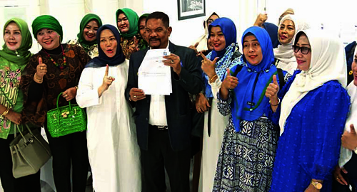 DEWAN Pakar DPW Partai NasDem Sumut H. Rahudman Harahap didampingi istri Hj. RitaWizni dan ibu-ibu majelis taklim Khadijah serta DPD Wanita Pujakesuma Sumut, mendaftarsebagai caleg Partai NasDem, Jumat (14/10).beritasore/ist