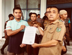 Sekda Madina Alamulhaq Daulay, SH menerima massa mahasiswa di Kantor Bupati Madina, beritasore/Irham Hagabean Nasution