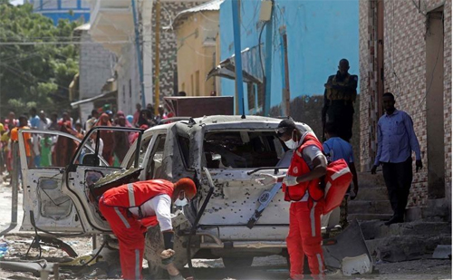 Paramedis bersiap memindahkan mayat seorang pria ke kantung jenazah, di lokasi ledakan di Mogadishu, Somalia, 16 Januari 2022. (ant/rtr)