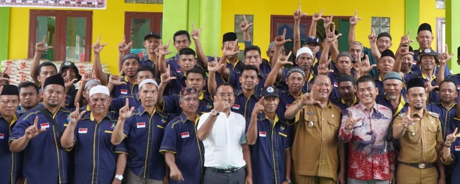 Plt Bupati Langkat H Syah Afandin SH foto bersama Komunitas Masyarakat Peduli Kawan (KOMPAK) di Lapangan Masjid Baitul Ma'aruf Desa Tanjung Lenggang, Kecamatan Bahorok, Langkat, Senin (10/10/2022).beritasore/ist